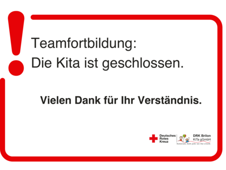 Ein Schild mit rotem Rahmen und rotem Ausrufezeichen. Text auf dem Schild: Teamfortbildung: Die Kita ist geschlossen. Vielen Dank für Ihr Verständnis. Unten rechts stehen das Logo vom Deutschen Roten Kreuz und ein weiteres Logo.