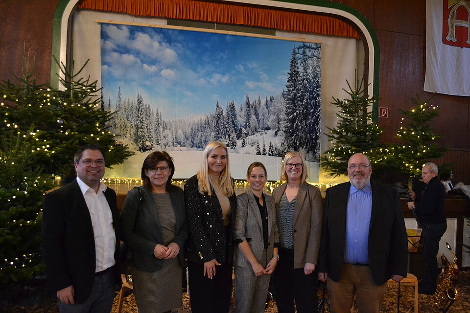 DSC0410 Ein Gruppenbild mit 4 Frauen und 2 Männern. Im Hintergrund die weihnachtlich geschmückte Schützenhalle