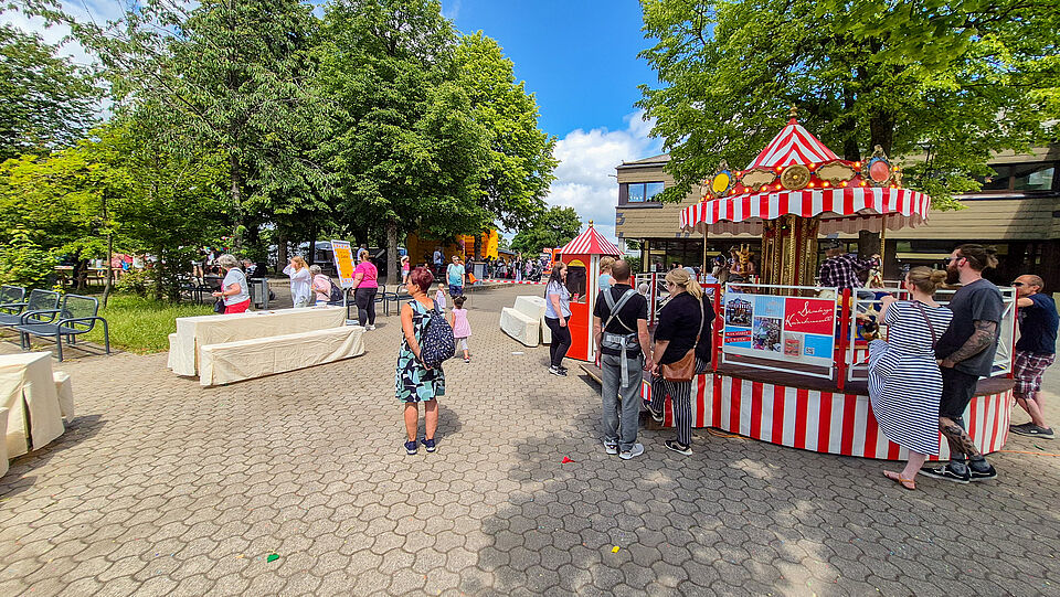 Der Festplatz mit Kinderkarussell