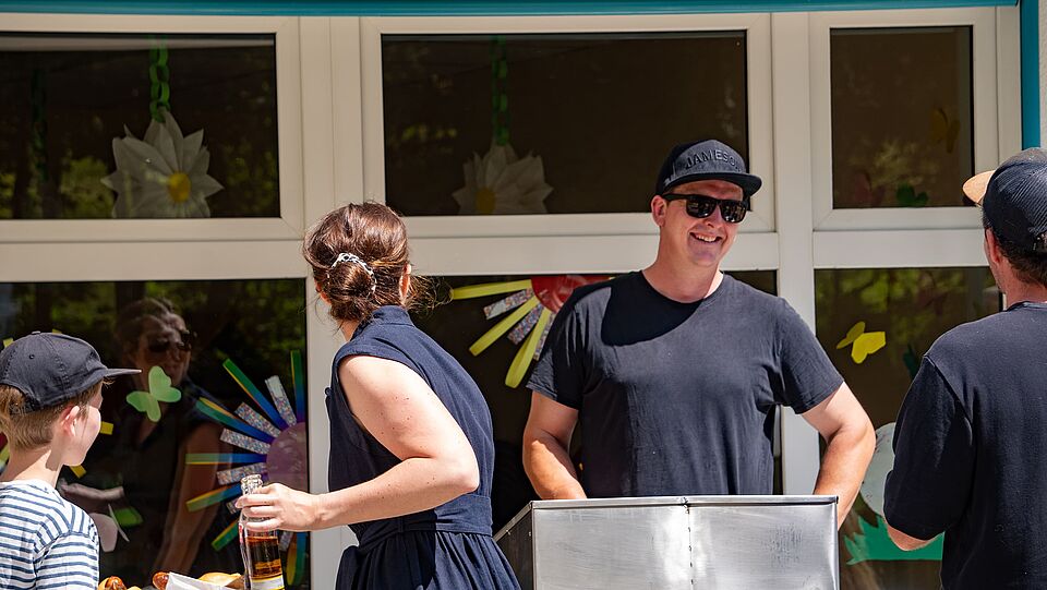 Der Grillmeister hat trotz Hitze Spaß bei der Arbeit