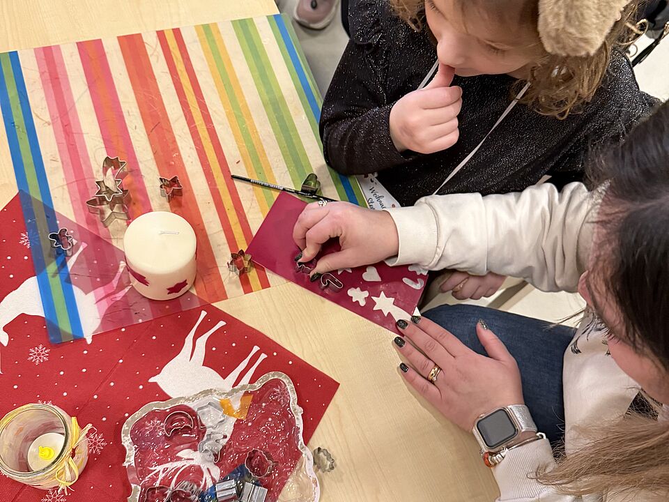 6872 Ein Kind und eine erwachsene Frau basteln an ihrer Weihnachtskarte.