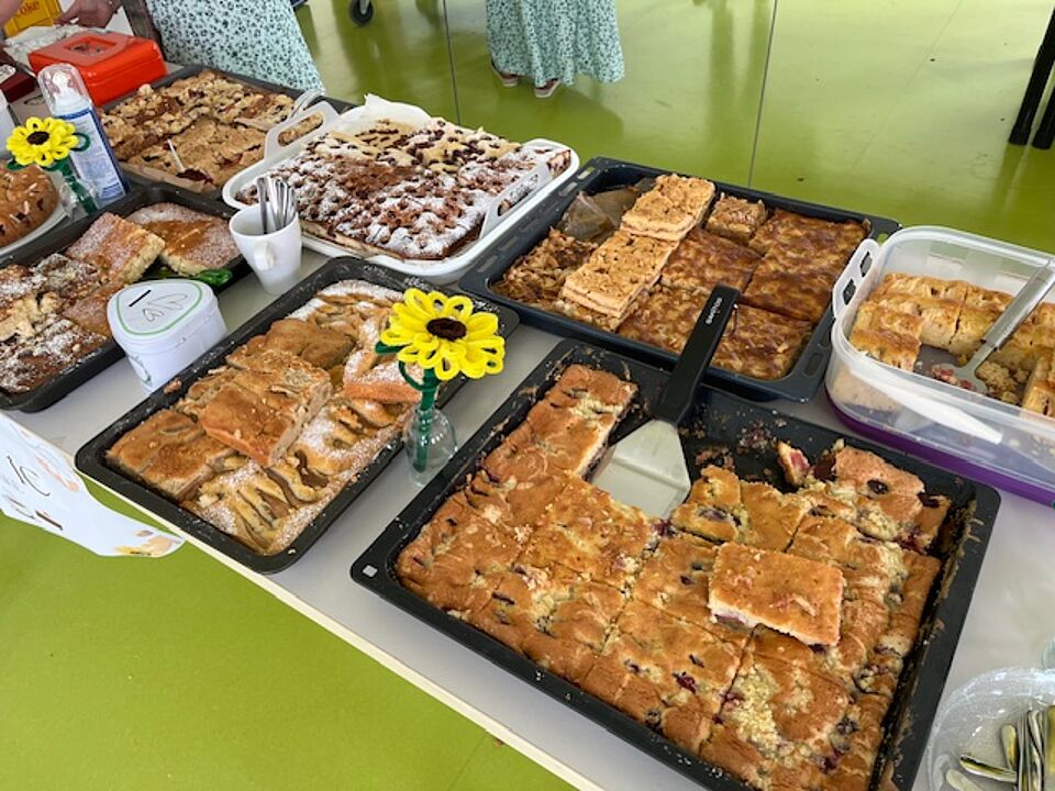 Auf dem Bild sind exemplarisch einige trockene Blechkuchen abgebildet, die auf dem Herbsfest angeboten wurden.