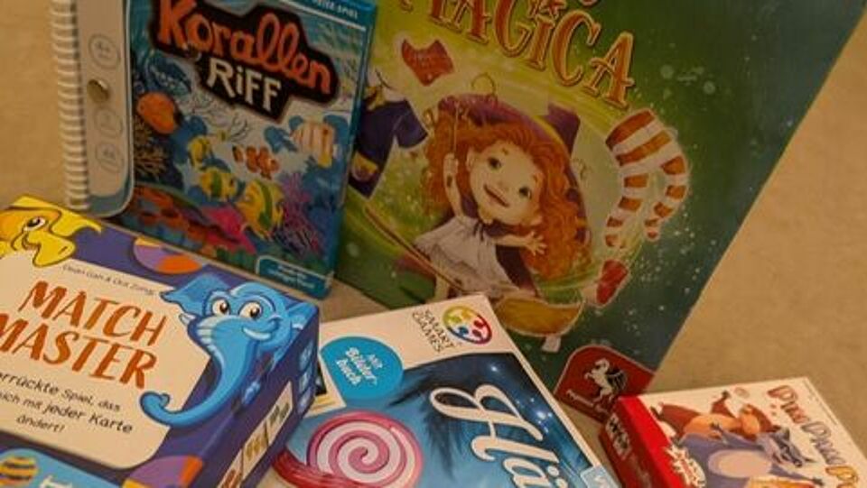 Man sieht Kindergesellschaftsspiele. Matchmaster und Korallenriff können identifiziert werden.