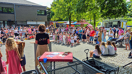 Kita-Kinder singen zur Eröffnung vor dem Publikum