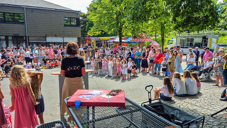 Kita-Kinder singen zur Eröffnung vor dem Publikum