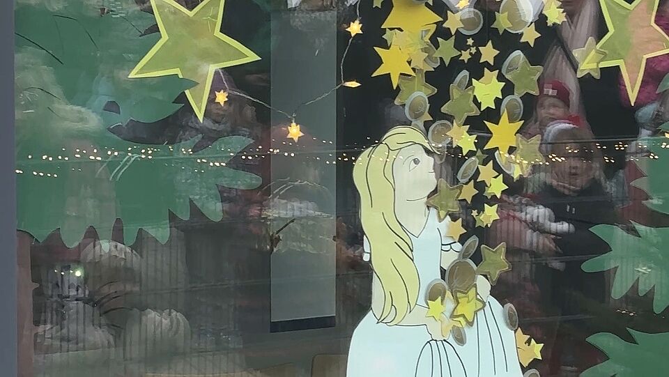 3161 Auf dem Bild sieht man das Adventsfenster, mit einem Christkind, das in die Sterne schaut in mitten eines Waldes