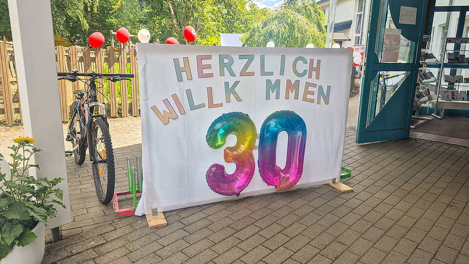 Ein Willkommensschild begrüßt die Gäste 