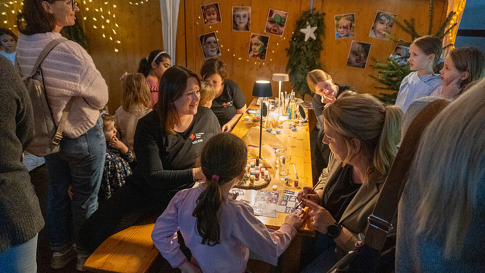 DSC9343 Kinder die gemeinsam mit Eltern und Erzieher an einem Tisch sitzen und basteln