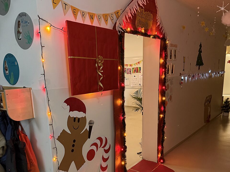 6860 Weihnachtlich geschmückte Eingangstür in eine Gruppe. Der Eingang wurde als Geschenk Designt mit einem Lebkuchenmann