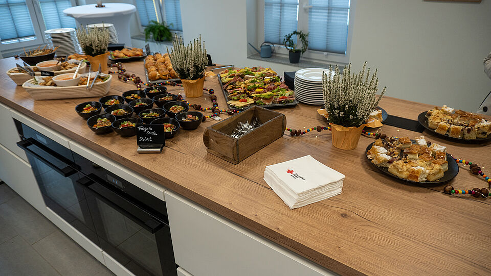 Ein Buffet ist in der Küche der Kita aufgebaut und steht für die Gäste bereit.